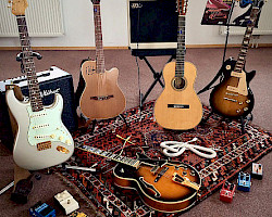 v.l.n.r: E-Gitarre, Nylonsaitengitarre, Westerngitarre, wieder E-Gitarre und am Boden liegend Jazzgitarre