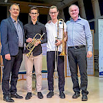 Jacob Sauer und Clemens Scheibenreif mit ihren Lehrern und Vätern Christian Sauer und Franz Scheibenreif