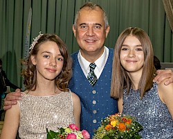 Die beiden Schwestern Maya und Irina Filimon mit Musikschuldirektor Christian Sauer